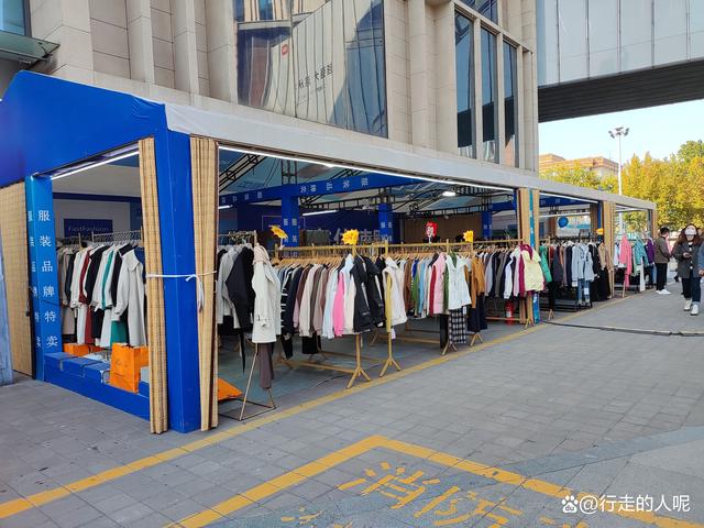 濟(jì)南衣架出,租服裝龍門架 促銷臺(tái)花車租,賃掛衣桿 商場攤位搭建